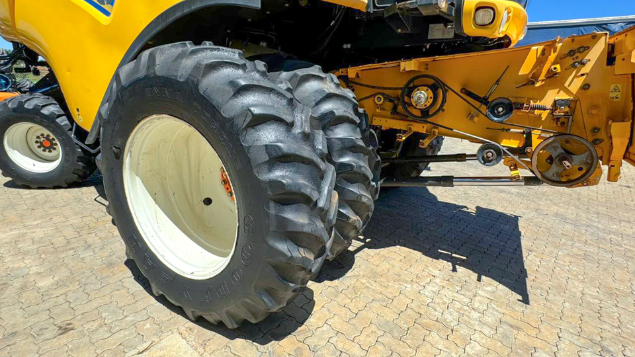 LOTE 06 - COLHEITADEIRA CR6080 E PLATAFORMA 30 PÉS NEW HOLLAND ANO 2014