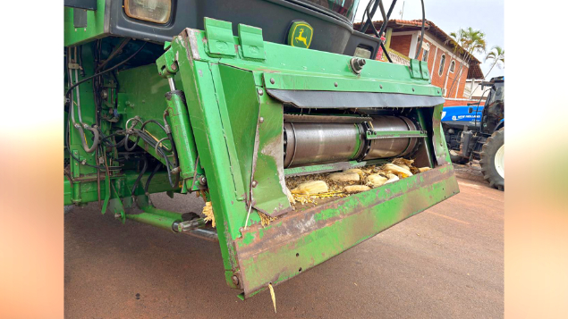 LOTE 07 - COLHEITADEIRA 1175 E PLATAFORMA 319 JOHN DEERE E CARRETINHA DE TRANSPORTE CTP ANO 2009