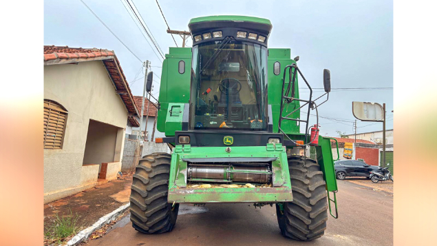 LOTE 07 - COLHEITADEIRA 1175 E PLATAFORMA 319 JOHN DEERE E CARRETINHA DE TRANSPORTE CTP ANO 2009