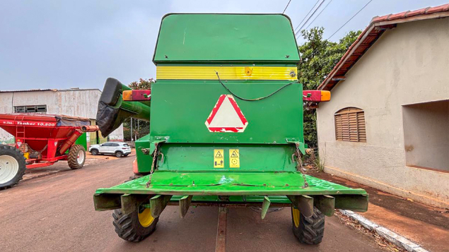 LOTE 07 - COLHEITADEIRA 1175 E PLATAFORMA 319 JOHN DEERE E CARRETINHA DE TRANSPORTE CTP ANO 2009