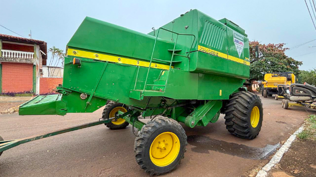 LOTE 07 - COLHEITADEIRA 1175 E PLATAFORMA 319 JOHN DEERE E CARRETINHA DE TRANSPORTE CTP ANO 2009