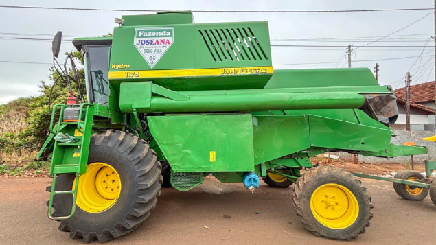 LOTE 07 - COLHEITADEIRA 1175 E PLATAFORMA 319 JOHN DEERE E CARRETINHA DE TRANSPORTE CTP ANO 2009
