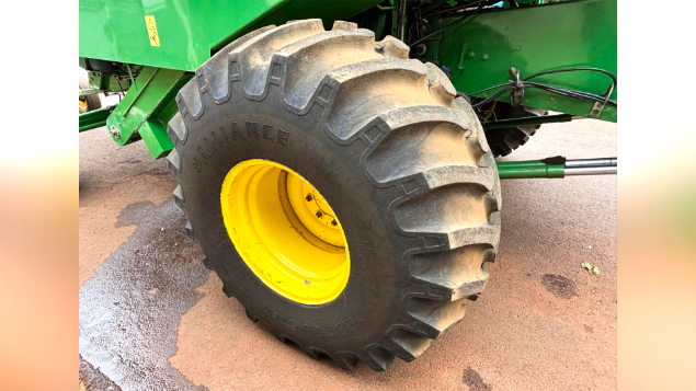 LOTE 07 - COLHEITADEIRA 1175 E PLATAFORMA 319 JOHN DEERE E CARRETINHA DE TRANSPORTE CTP ANO 2009