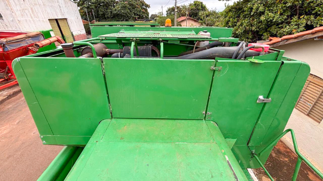 LOTE 07 - COLHEITADEIRA 1175 E PLATAFORMA 319 JOHN DEERE E CARRETINHA DE TRANSPORTE CTP ANO 2009