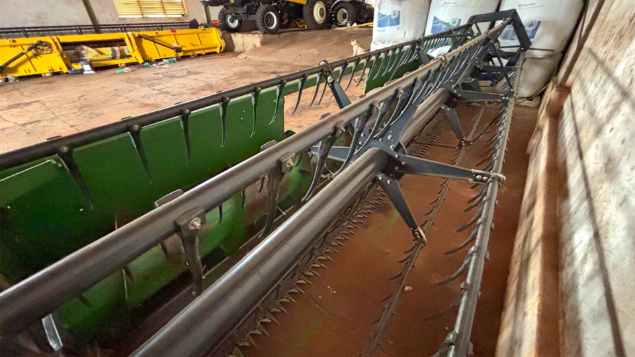 LOTE 07 - COLHEITADEIRA 1175 E PLATAFORMA 319 JOHN DEERE E CARRETINHA DE TRANSPORTE CTP ANO 2009