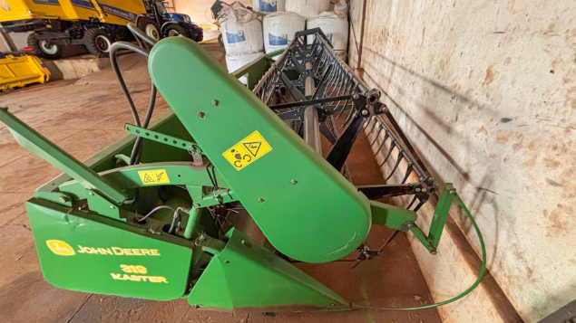 LOTE 07 - COLHEITADEIRA 1175 E PLATAFORMA 319 JOHN DEERE E CARRETINHA DE TRANSPORTE CTP ANO 2009