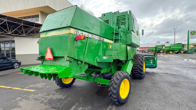 LOTE 08 - COLHEITADEIRA 1175 E PLATAFORMA 16 PÉS JOHN DEERE ANO 2000