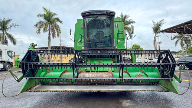 LOTE 08 - COLHEITADEIRA 1175 E PLATAFORMA 16 PÉS JOHN DEERE ANO 2000