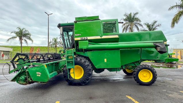 LOTE 08 - COLHEITADEIRA 1175 E PLATAFORMA 16 PÉS JOHN DEERE ANO 2000