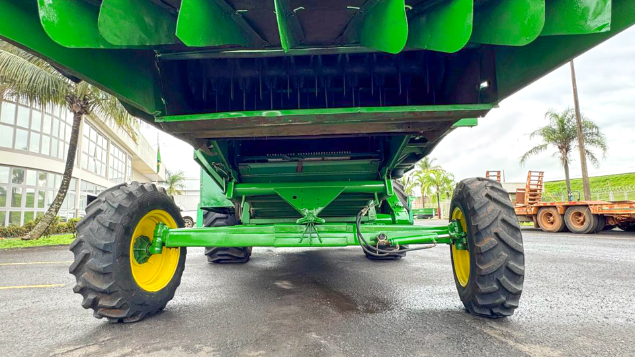 LOTE 08 - COLHEITADEIRA 1175 E PLATAFORMA 16 PÉS JOHN DEERE ANO 2000