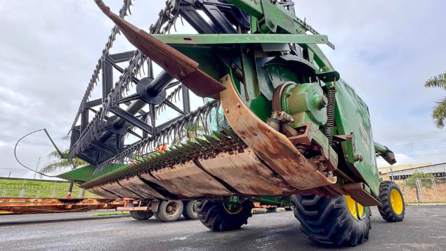 LOTE 08 - COLHEITADEIRA 1175 E PLATAFORMA 16 PÉS JOHN DEERE ANO 2000