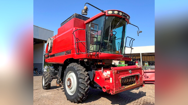 LOTE 09 - COLHEITADEIRA 2566 E PLATAFORMA 25 PÉS CASE ANO 2012