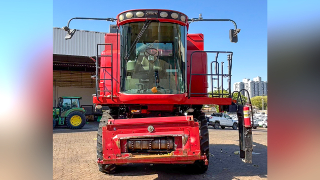 LOTE 09 - COLHEITADEIRA 2566 E PLATAFORMA 25 PÉS CASE ANO 2012