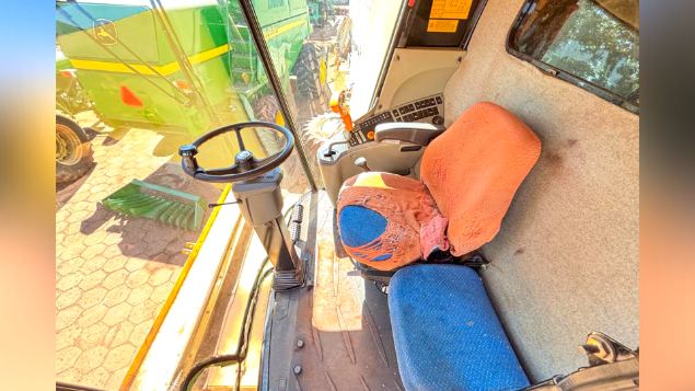 LOTE 10 - COLHEITADEIRA TC5090 E PLATAFORMA 25 PÉS NEW HOLLAND ANO 2016