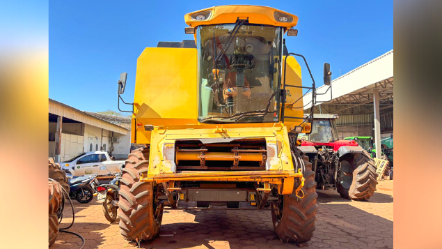 LOTE 10 - COLHEITADEIRA TC5090 E PLATAFORMA 25 PÉS NEW HOLLAND ANO 2016