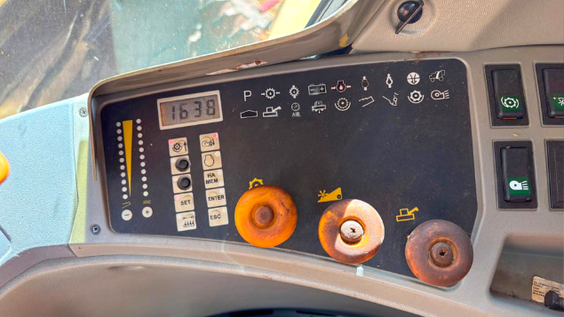 LOTE 10 - COLHEITADEIRA TC5090 E PLATAFORMA 25 PÉS NEW HOLLAND ANO 2016