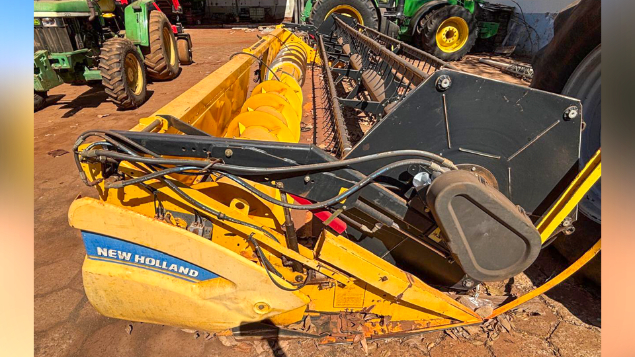 LOTE 10 - COLHEITADEIRA TC5090 E PLATAFORMA 25 PÉS NEW HOLLAND ANO 2016
