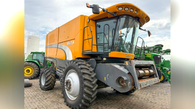 LOTE 11 - COLHEITADEIRA BC7800 E PLATAFORMA 40 PÉS VALTRA ANO 2017