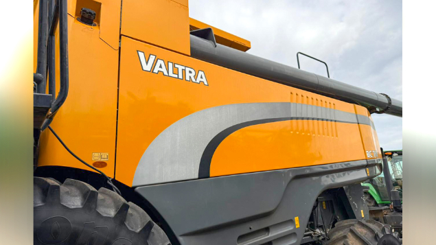 LOTE 11 - COLHEITADEIRA BC7800 E PLATAFORMA 40 PÉS VALTRA ANO 2017