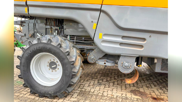 LOTE 11 - COLHEITADEIRA BC7800 E PLATAFORMA 40 PÉS VALTRA ANO 2017