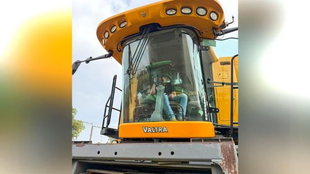 LOTE 11 - COLHEITADEIRA BC7800 E PLATAFORMA 40 PÉS VALTRA ANO 2017