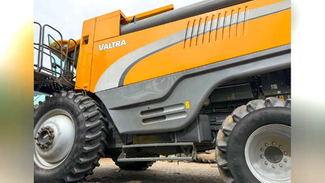 LOTE 11 - COLHEITADEIRA BC7800 E PLATAFORMA 40 PÉS VALTRA ANO 2017