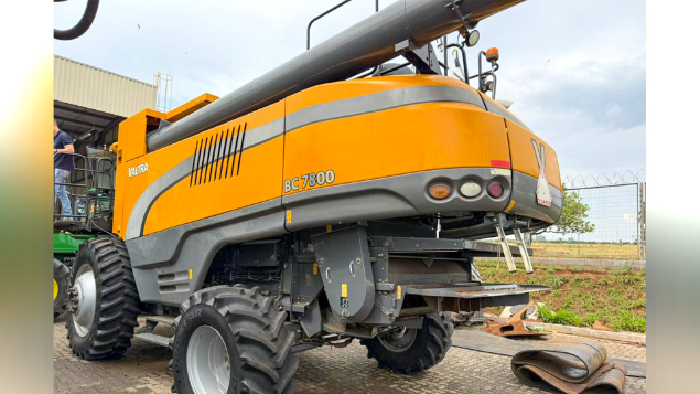 LOTE 11 - COLHEITADEIRA BC7800 E PLATAFORMA 40 PÉS VALTRA ANO 2017