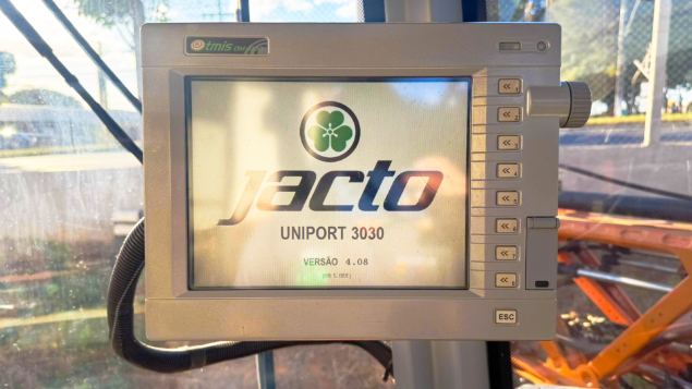 LOTE 27 - PULVERIZADOR UNIPORT 3030 JACTO ANO 2013