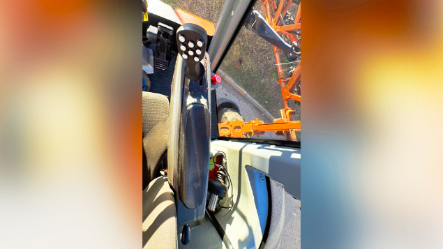 LOTE 27 - PULVERIZADOR UNIPORT 3030 JACTO ANO 2013