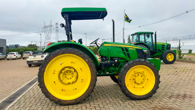LOTE 32 - TRATOR 5080E JOHN DEERE ANO 2023