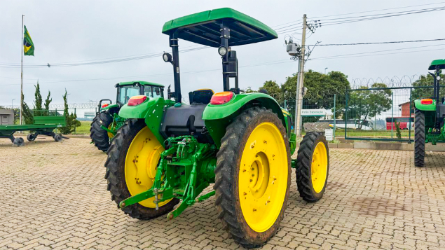 LOTE 32 - TRATOR 5080E JOHN DEERE ANO 2023