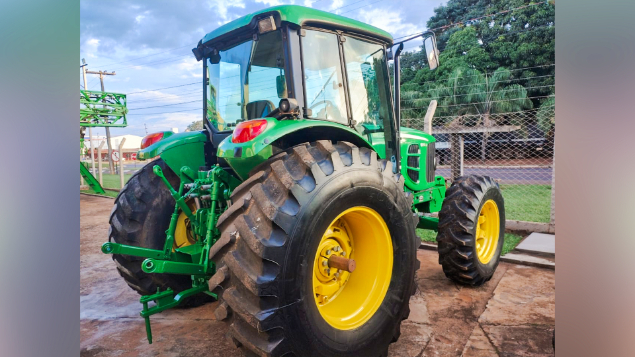 LOTE 35 - TRATOR 6110J JOHN DEERE ANO 2016