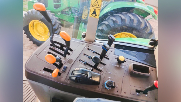 LOTE 35 - TRATOR 6110J JOHN DEERE ANO 2016