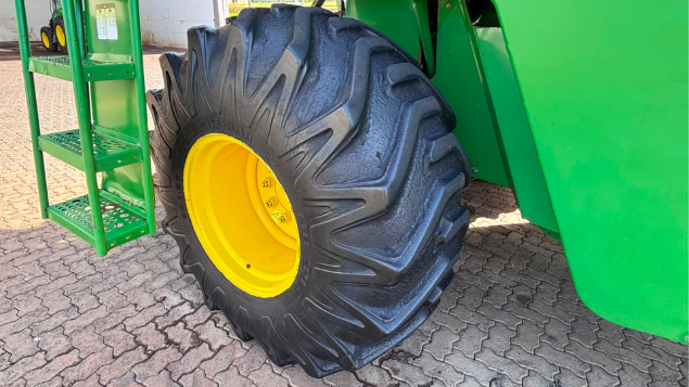 LOTE 04 - COLHEITADEIRA 1470 E PLATAFORMA 620F JOHN DEERE ANO 2013