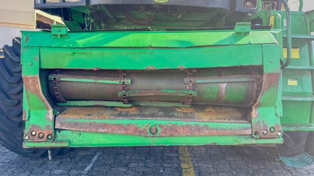 LOTE 12 - COLHEITADEIRA 1550 E PLATAFORMA 23 PÉS JOHN DEERE ANO 2002