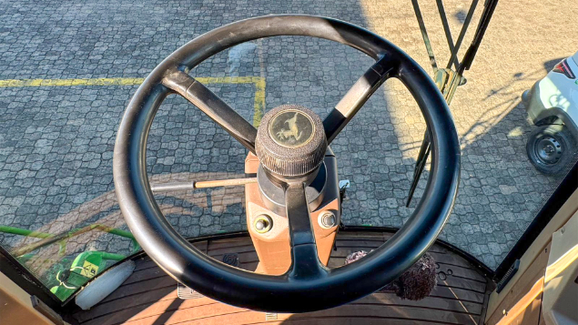 LOTE 12 - COLHEITADEIRA 1550 E PLATAFORMA 23 PÉS JOHN DEERE ANO 2002