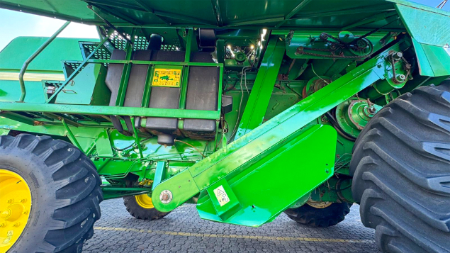 LOTE 12 - COLHEITADEIRA 1550 E PLATAFORMA 23 PÉS JOHN DEERE ANO 2002