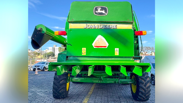 LOTE 12 - COLHEITADEIRA 1550 E PLATAFORMA 23 PÉS JOHN DEERE ANO 2002