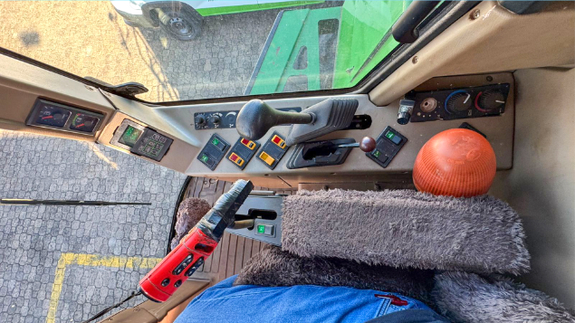 LOTE 12 - COLHEITADEIRA 1550 E PLATAFORMA 23 PÉS JOHN DEERE ANO 2002