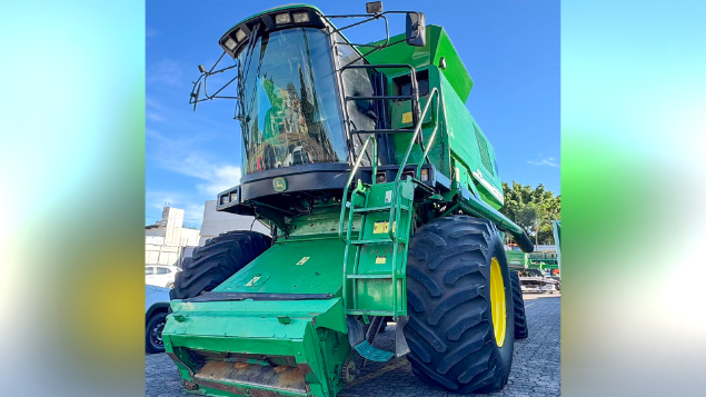 LOTE 12 - COLHEITADEIRA 1550 E PLATAFORMA 23 PÉS JOHN DEERE ANO 2002
