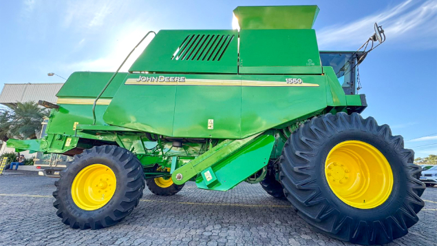 LOTE 12 - COLHEITADEIRA 1550 E PLATAFORMA 23 PÉS JOHN DEERE ANO 2002