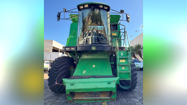 LOTE 12 - COLHEITADEIRA 1550 E PLATAFORMA 23 PÉS JOHN DEERE ANO 2002
