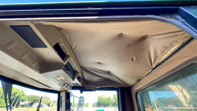 LOTE 12 - COLHEITADEIRA 1550 E PLATAFORMA 23 PÉS JOHN DEERE ANO 2002