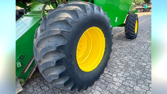 LOTE 12 - COLHEITADEIRA 1550 E PLATAFORMA 23 PÉS JOHN DEERE ANO 2002