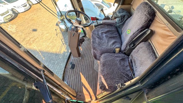 LOTE 12 - COLHEITADEIRA 1550 E PLATAFORMA 23 PÉS JOHN DEERE ANO 2002