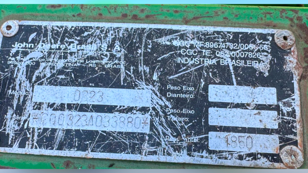 LOTE 12 - COLHEITADEIRA 1550 E PLATAFORMA 23 PÉS JOHN DEERE ANO 2002