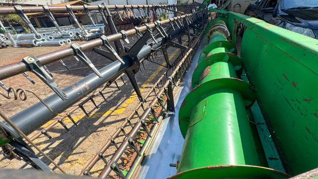 LOTE 12 - COLHEITADEIRA 1550 E PLATAFORMA 23 PÉS JOHN DEERE ANO 2002