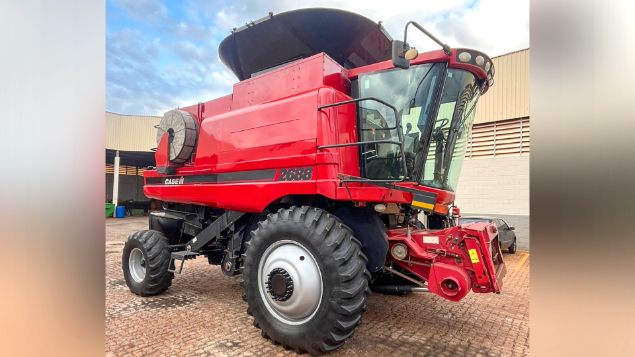 LOTE 13 - COLHEITADEIRA 2688 E PLATAFORMA 30 PÉS CASE ANO 2014/2015