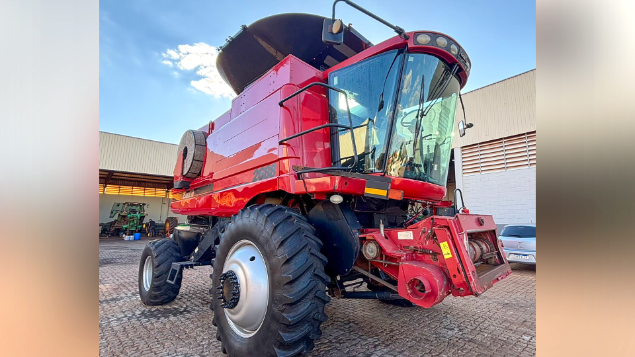 LOTE 13 - COLHEITADEIRA 2688 E PLATAFORMA 30 PÉS CASE ANO 2014/2015