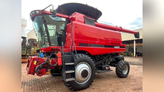 LOTE 13 - COLHEITADEIRA 2688 E PLATAFORMA 30 PÉS CASE ANO 2014/2015